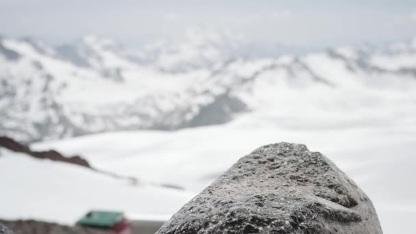 Caminante pies en cuero zapato pisadas en piedra en la montaña nevada vista panorámica — Vídeo de stock