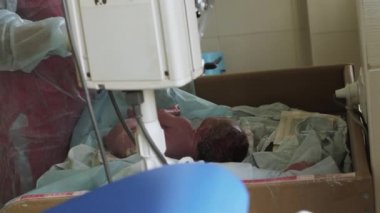 Ağlayan bebek dinleme kalbi steteskop annelik hastanede tarafından hemşire. Yenidoğan çocuk