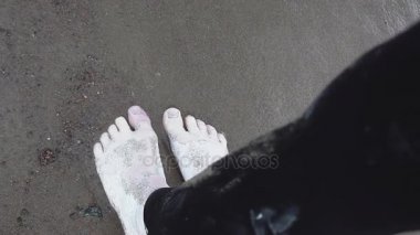 Beyaz boya kaplı sanatsal kişi metrelik dalgalar kıyıya çalışan standı