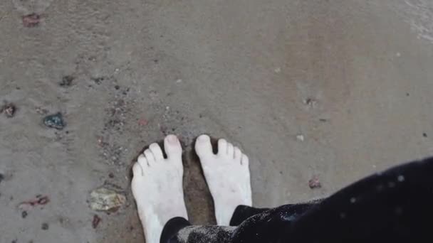 Fötter av konstnärlig kvinna täckt av vit färg står i kör vågor på stranden — Stockvideo