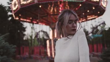 Şık Genç Kız bardaklarda atlıkarınca cazibe amusment Park yakınında duran
