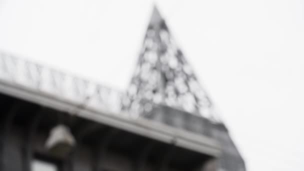 Архітектура металева вежа на міському будинку вздовж сірого неба — стокове відео