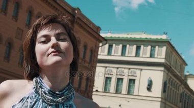 Mutlu yaz elbise eski kasabasında gülümseyen güzel kız