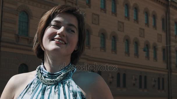 Красивая вокалистка выступает в старом городе в летнем платье — стоковое видео