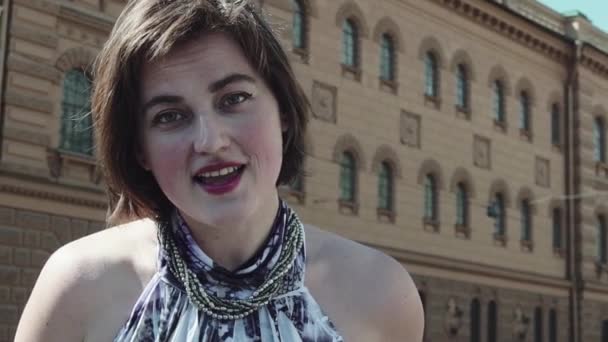 Привлекательная вокалистка выступает в старом городе в летнем платье — стоковое видео