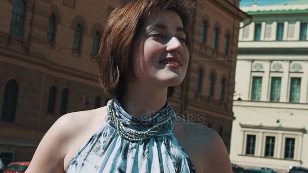 Cheerful vocalist woman performs in old town in summer dress — Stock Video