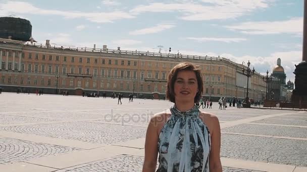 サンクトペテルブルクの宮殿広場で歌う夏ドレスの陽気な女の子 — ストック動画