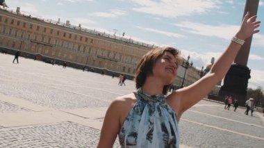 Palace Meydanı Saint Petersburg'şarkı yaz içinde neşeli kadın