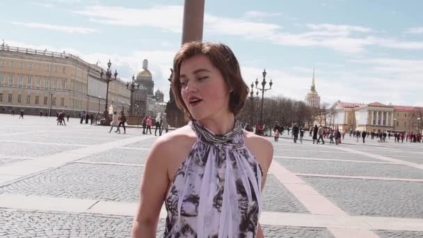 Cheerful woman in summer dress singing at Palace Square in Saint Petersburg — Stock Video