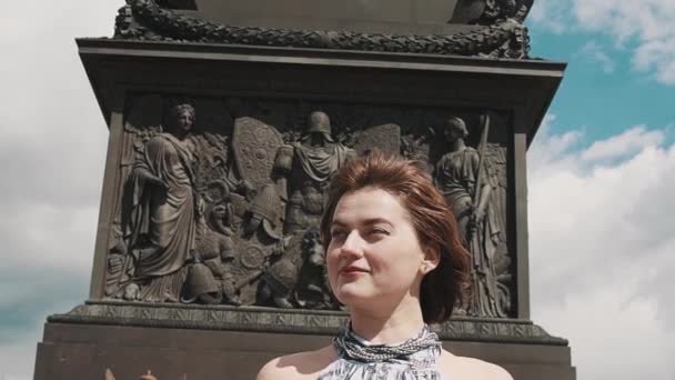 Muchacha atractiva en vestido de verano delante de Alexander Columna en Palace Square — Vídeos de Stock