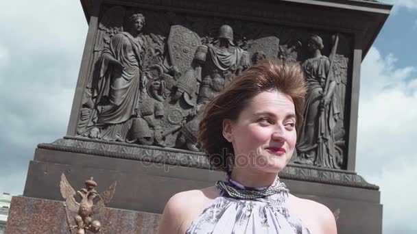 Χαρούμενο κορίτσι καλοκαίρι φόρεμα μπροστά από Αλέξανδρος στήλη στην πλατεία του παλατιού — Αρχείο Βίντεο