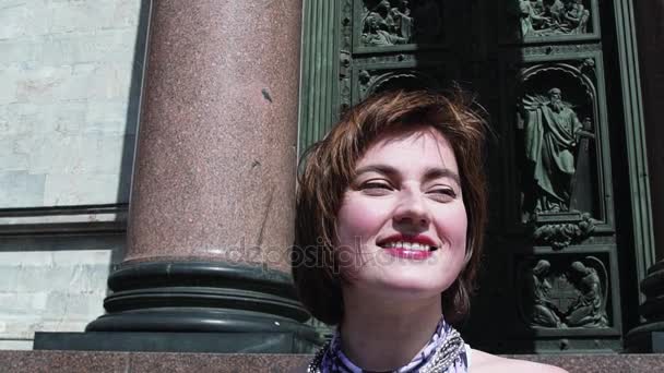 Veselá žena v letních šatech s úsměvem před staré dveře kostela orthodoxal — Stock video