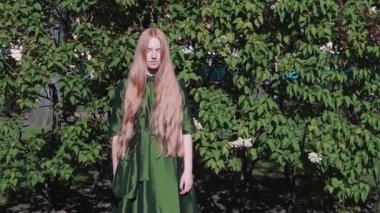 Uzun saçlı Kızıl saçlı güzel kız Park bush gülümseyen