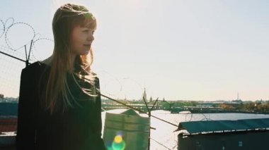 Doğal şehir nehir manzaralı çatıda siyah elbiseli çekici genç kız