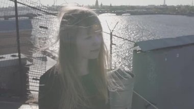 Doğal şehir nehir manzaralı çatıda siyah elbiseli güzel genç kız