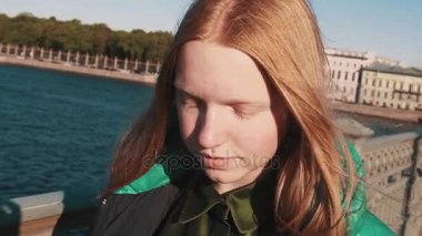 Eski kasaba köprü üzerinden yürüyen yeşil elbiseli seksi genç kız