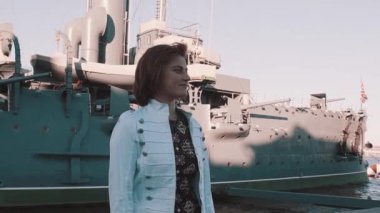 Neşeli kız önünde eski savaş gemisi Müzesi gülümseyen yazlık elbise