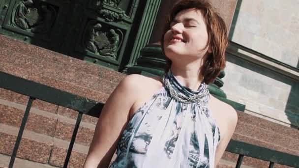サマードレスの旧 orthodoxal 教会のドアの前で笑顔で屈託のない女性 — ストック動画