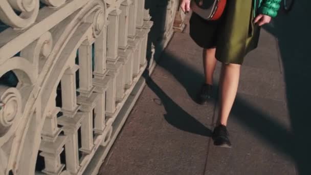 Chica pelirroja de pelo largo caminando a través del puente del río de la ciudad — Vídeos de Stock