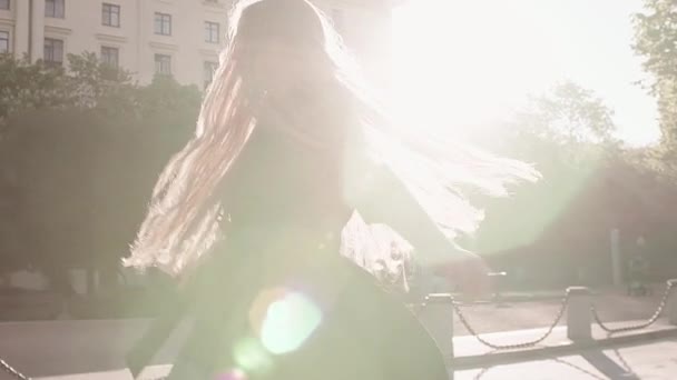 Jonge gember vrij meisje in de groene jurk spinnen bij stadsplein — Stockvideo