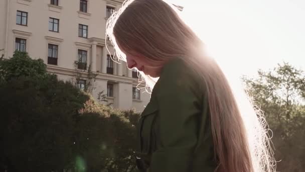 Fiatal csinos gyömbér lány zöld ruhában, séta a városi tér — Stock videók