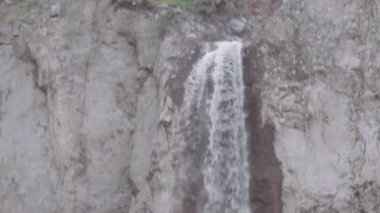 Dağları rocky uçuruma aşağı su cascade akarsu