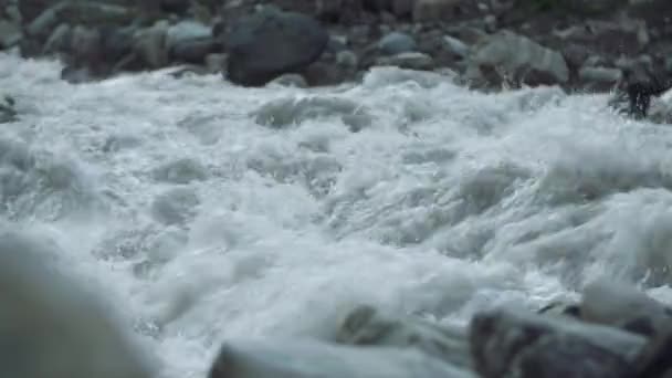 Furioso río de montaña pedregoso rápidos flujo de agua con salpicaduras blancas — Vídeo de stock