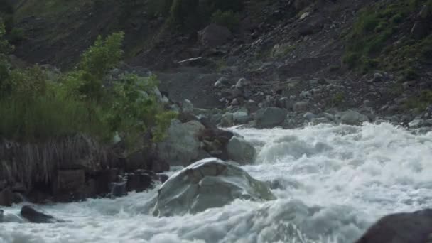 Rabid mountain stream steenachtige stroomversnellingen water stroom met witte spatten — Stockvideo