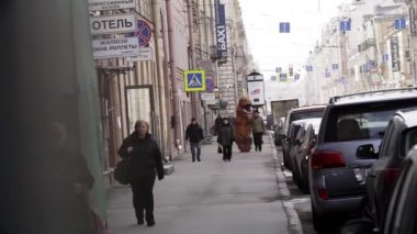 Saint Petersburg, Rusya - 1 Nisan 2017: Dinozor kostüm şehir kaldırımda yürüyen insanlar kalabalık içinde bizzat