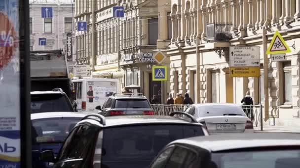 SAINT PETERSBURG, RÚSSIA - 1 de abril de 2017: Pessoa em traje de dinossauro na cabine telefônica na rua lotada da cidade — Vídeo de Stock