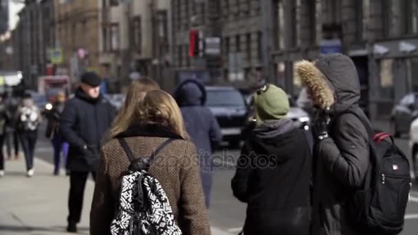 SAINT PETERSBURG, RUSSIE - 1er AVRIL 2017 : Groupe d "écoliers marchant sur le trottoir de la ville, beaucoup de voitures sur la route — Video