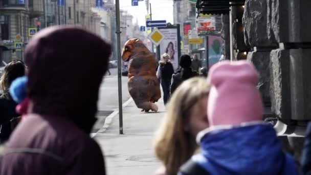 SAINT PETERSBURG, RÚSSIA - 1 de abril de 2017: Prankster em mascote fantasioso brincalhão correndo no pavimento da cidade — Vídeo de Stock
