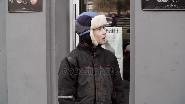 SAINT PETERSBURG, RUSSIA - APRIL 1, 2017: Homeless kid looking excited at city street sidewalk — Stock Video
