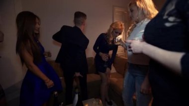 Partide kızlar kaybetmemişti kendini kıçını yanakları tarafından kapma ile takım elbiseli adam