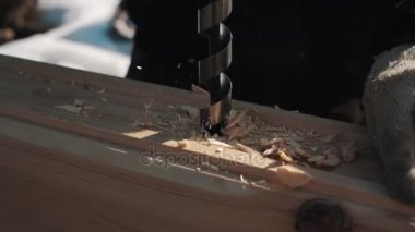 Ahşap blok talaş dışında kış aylarında oluşturma büyük delik dışarı çekerek matkap