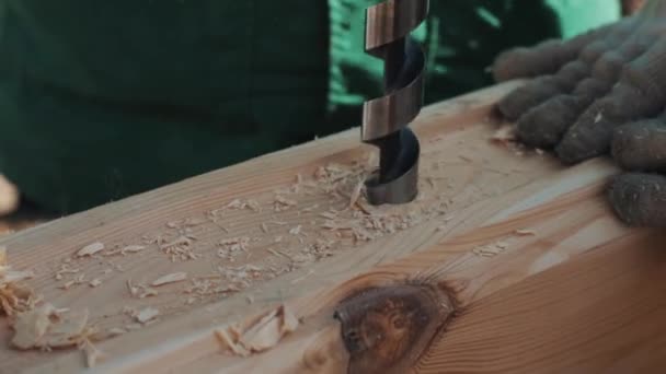 Boring big hole in wooden block creating sawdust outside in winter, snow — Stock Video