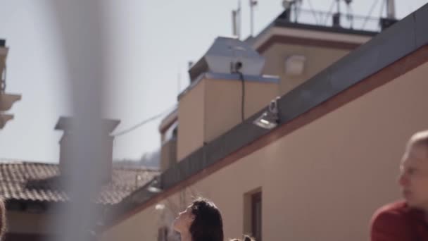 SOCHI, RUSIA - 31 DE MARZO DE 2016: Los jóvenes hacen yoga en el parque infantil al aire libre en la mañana soleada en las montañas. Estiramiento. Ejercicios — Vídeo de stock