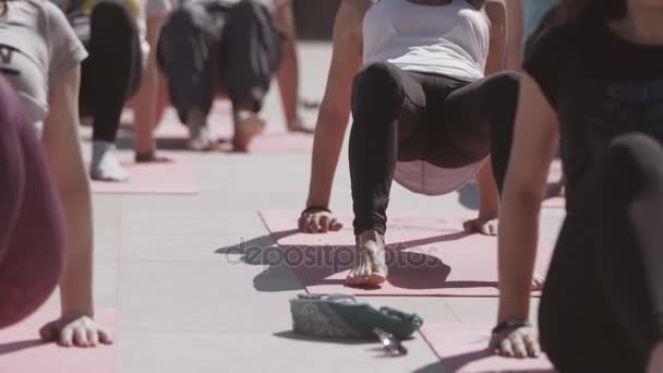 Sochi, Rusko - 31 března, 2016: Mladí lidé dělat jógu na otevřené hřiště v slunečného rána, strečink. Zdraví. Cvičení. Cvičení — Stock video