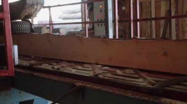 Yel değirmeninin kola makinesi kesme ahşap günlük tahtası, metal silindir haddeleme