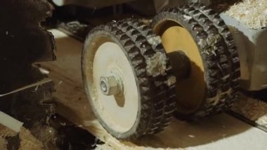 Dönen tekerlekler kurulu arıtıcı makinenin kereste fabrikası'nda