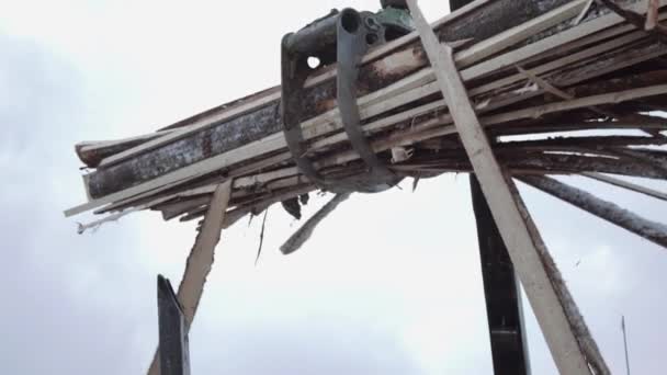 Garra de guindaste carregador de caminhão levanta resíduos de madeira de madeira — Vídeo de Stock