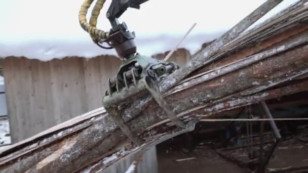 LKW-Ladekrankralle nimmt Sägewerk-Holzabfall auf — Stockvideo