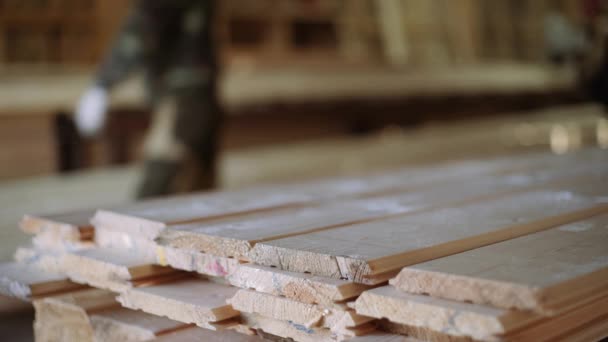 Los trabajadores llevan tablas de madera las ponen en pilas en el aserradero — Vídeo de stock