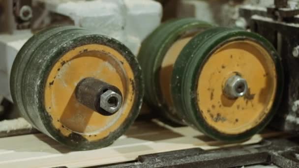 Roda berputar dari mesin edger papan di produksi kerajinan kayu — Stok Video