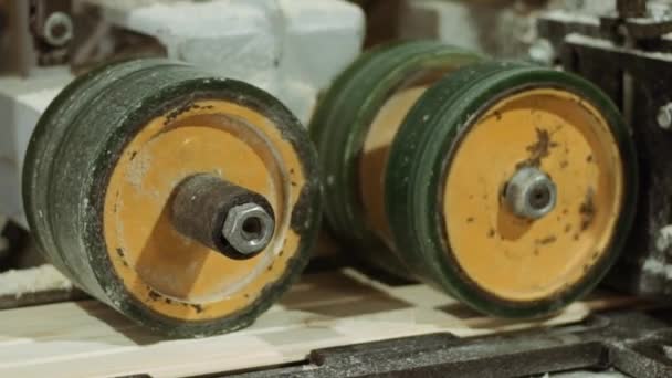 Spinning wheels of kantverk kartongmaskinen på träslöjd produktion — Stockvideo