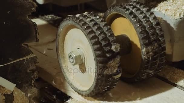 Rollende wielen van bestuur raffinadeur machine in zagerij fabriek — Stockvideo