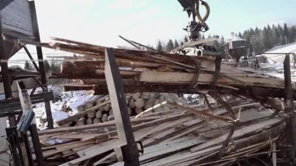 Camion chargeuse grue griffe ramasse les planches de scierie déchets — Video