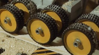 Tahta arıtıcı makinenin kereste fabrikasında çalışırken tekerlekler