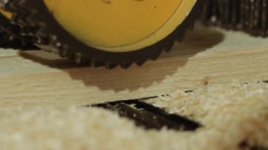 Tahta arıtıcı makinenin marangoz fabrikada çalışırken tekerlekler