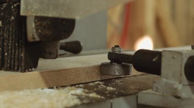 Marangoz Fabrikası'nda ahşap edger makinede sürme kurulu